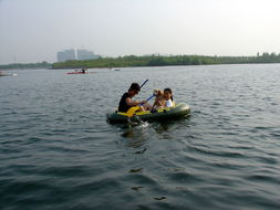 橡皮艇上的快乐时光 钱钱畅游，我们共享垂钓之乐